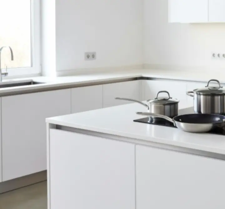 Zestaw nowoczesnych naczyń kuchennych na wyspie kuchennej